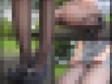 パンプスを脱いで黒ストッキング越しの足をみせます
