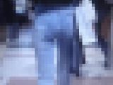 清楚系美少女がタイトデニムを引っ張り上げながら尻肉の割れ目に食い込ませて歩く姿がエロすぎる