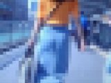 清楚色っぽい美人お姉さんがタイトデニムスカート履いてプリプリ美尻密着させて歩く姿がイヤらしい