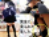 【再販】油断し過ぎた故の大失態!ニーハイ制服娘に夢中で目撃されたパンチラ盗撮動画
