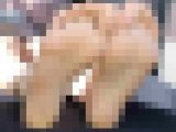 18歳のかおりちゃんの足裏舐め動画