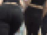 ムッチリ感あり過ぎ黒デニムの巨尻★エロ過ぎる腰を露出した巨尻ギャルに遭遇