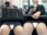 (電車対面）(顔出し)初々しい…張り艶や秀逸のむちむちな…むき出しのパンストあんよをくぱぁ～っと緩めちゃう…リクスー女子大生さん