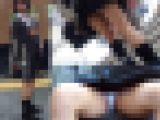 【再販】周囲の視線を気にしない今時女子の乱れる車内モラル。大開脚でパンツ丸出しでさらに…