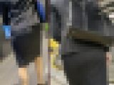 【265】夜の駅構内にて抜群の透け感を放つリクルートスーツOLさん！
