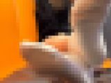冷たい表情と眼鏡が似合ってる美人大学生のショーパンブーツ太もも&美脚と白靴下足裏をゲリラ撮影