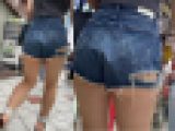デニムカットオフパンツからこぼれるプリプリ肉尻の動画。