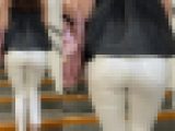 ホワイトパンツから小さなネイビーのおパンツが浮き出ます。