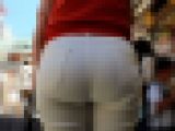 【ホワイト巨尻】Pラインクッキリ全開な外国人お姉さんのふわふわな白パンツ着衣尻を粘着撮影。