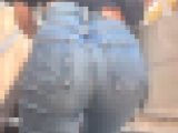 Wエロ美尻を下から堪能！王道デニムにワガママヒップをパッツン＋突き出して男を誘惑! 『階段を登る』女 編