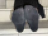上品な雰囲気の美人JDの靴下足裏と履き潰し靴＆ギャップありすぎ足の匂い