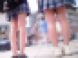 パーカーを着た制服ミニスカJKの生脚を至近距離で眺める動画