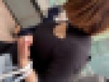 胸開きニットの巨乳ギャルの歩行動画