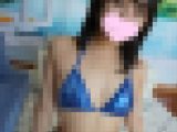 セクハラされてぐちょぐちょに濡らしてしまい「これは違うんだって！」と必死に言い訳する『まいなちゃん』は口内発射されても笑顔のまま