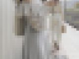 至近距離でおしゃれな洋服の美人ＪＤを横と前から観察