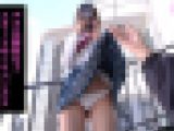 パンツのクイコミを気にする制服女子(2)スカートが引っかかってパンツ丸出し