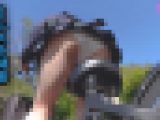 自転車に乗ってるミニスカ制服女子（1）太腿ドアップ
