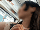 電車内で腋丸出しで自撮りする女
