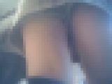 エスカレーターに乗る冬の私服女子を下から眺める動画