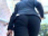 【４K・高画質】#68 真面目OLさんがパンツスーツから披露するムニュる柔尻を見上げよう