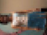 【再販】まさかの胸チラ&パンチラ中にカメラ転倒!? 鈴木麻奈の“ハプニングだらけ”コスプレ体操