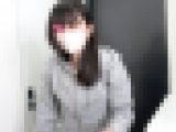 女性配達員/美巨乳な美人妻ルックスの配達ミスにつけこみ、玄関で二人で胸揉み撮影し乳首責めで絶頂。
