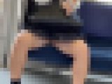 電車対面1 アイドル級制服女子の白パンチラ