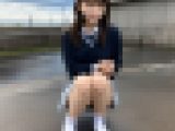 ?パンチラ動画?制服スカートの下から覗くパンチラ!屋外でしゃがみ込み大胆セクシーショット?