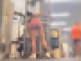 極上のエロボディとスケベ尻を堪能！露出狂のような恰好でスーパー美巨尻を突き出して男を誘惑!