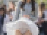 【画像】風のイタズラでスカートの中、見えちゃいました
