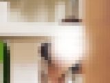 棚越しのシースルー陰毛おねえさん 見つかってまさかの展開?