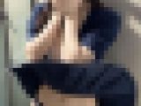 【動画】風でスカートが捲れる女性たち