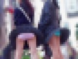 【奇跡のW風チラ】制服JKちゃん2人組が強風に襲われまさかの全開シンクロPチラ！