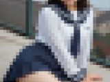【動画】放課後のセーラーガール — 野外でスカートを上げてエッチなパンツを見せつけ —