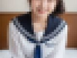 【動画】制服彼女の無防備にさらけ出されたお尻?　 —白いシーツの上で見せた素顔—