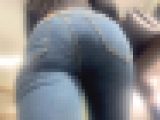 超Sクラスなパッツン美巨尻を下から堪能！ムニュつくエロ尻を苦しそうに突き出し男を誘惑!