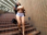 【Kカップ爆乳】ノーブラ勃起乳首の爆尻グラマラス美女!!規格外のダイナマイトBODYに周囲の視線が集中!!