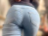 超Sクラスのデニム尻を下から堪能!自慢のケツをムニュらせパンティラインで♂を誘惑!